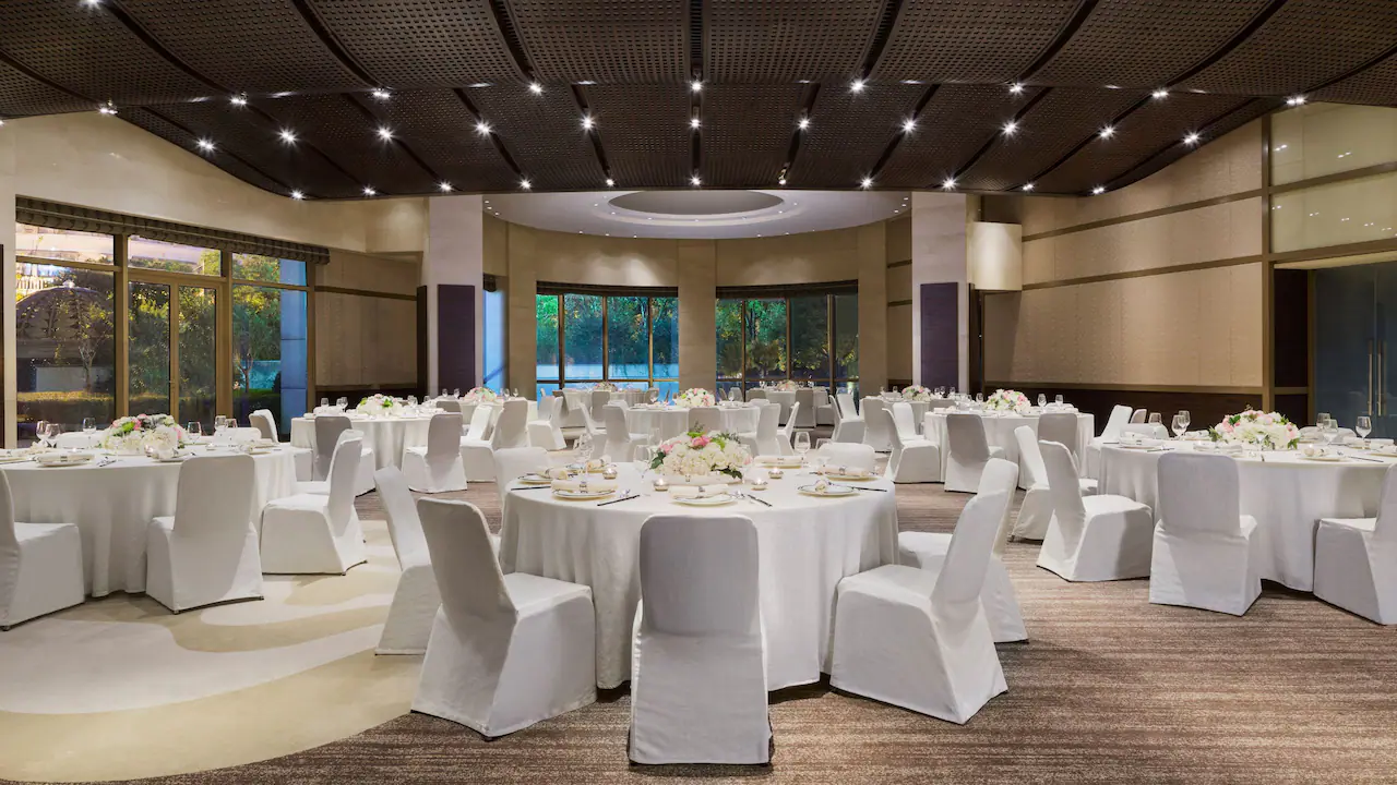 Bund ballroom table and chairs