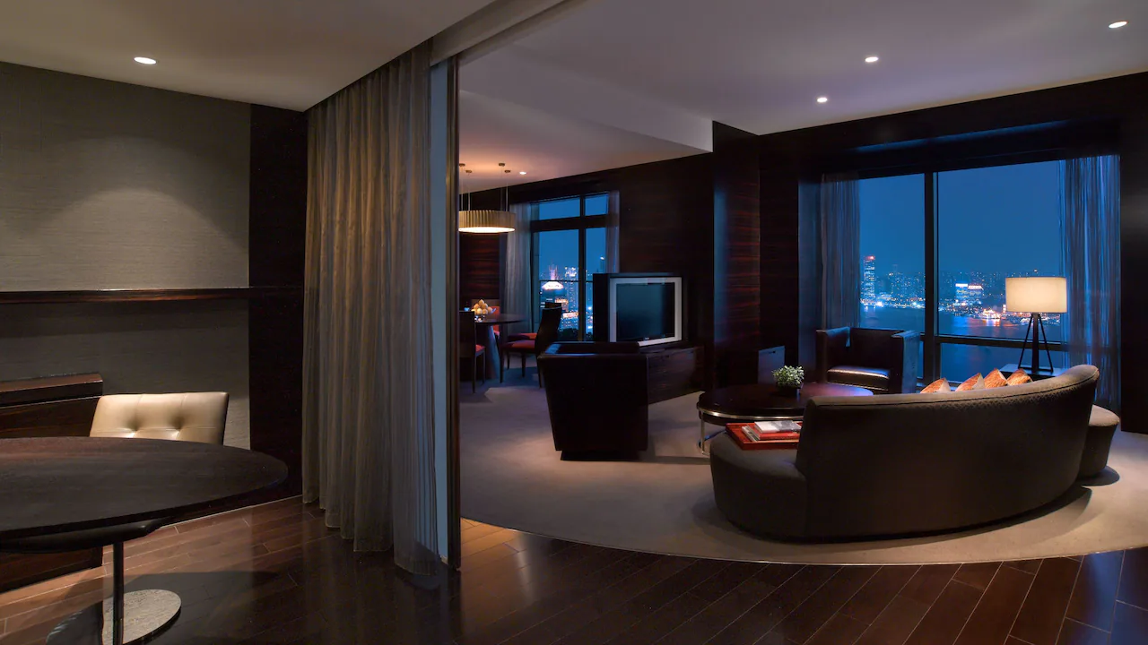Diplomat suite living room